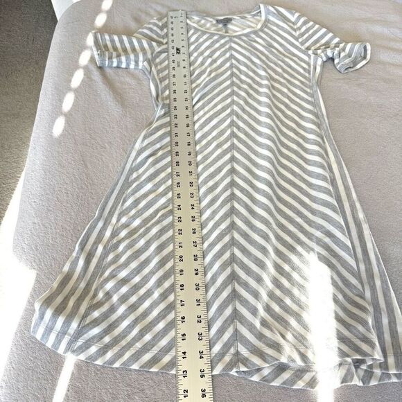 T by Talbots Gray and White Chevron Striped Short Sleeve Shift Dress - Picture 6 of 9